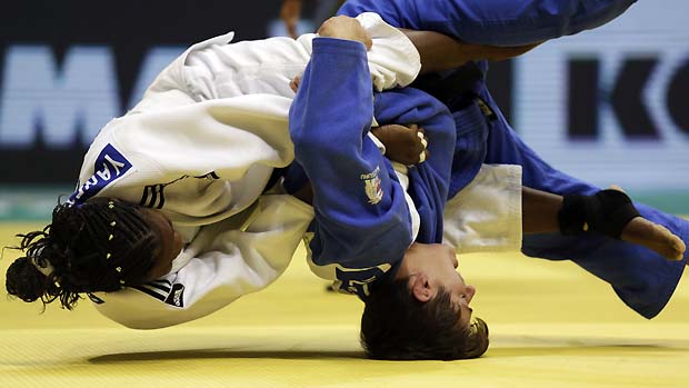 A cubana Yanet Acosta (branco) compete contra Ilse Heylen, da Bélgica, em 27/08/2013