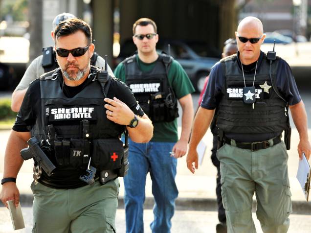 Oficiais chegam à sede da polícia de Orlando, na Flórida (EUA), durante investigação do tiroteio na boate Pulse, que deixou dezenas de mortos - 12/06/2016