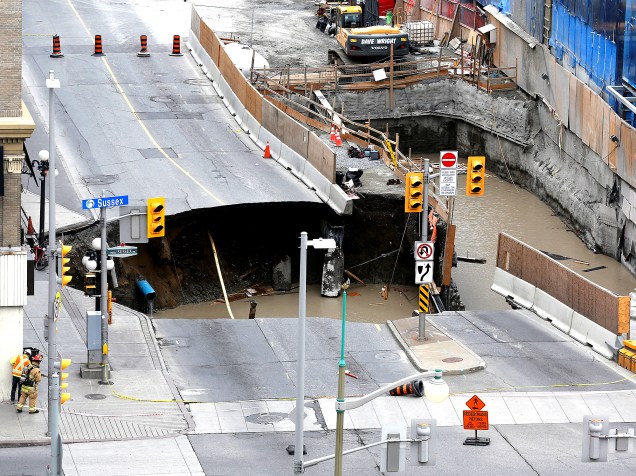 Cratera provocada pela água se abre no meio da rua Rideau na cidade de Ottawa, no Canadá