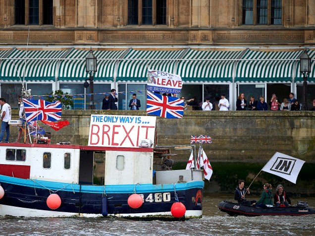 Barco com bandeiras contra a permanência do Reino Unido na União Europeia, é seguido por um bote com uma bandeira à favor, em Londres