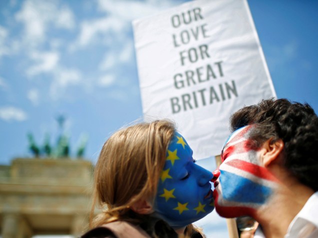 Dois ativistas à favor da permanência do Reino Unido na União Europeia, sem beijam em frente ao Portão de Brandemburgo em Berlim, Alemanha