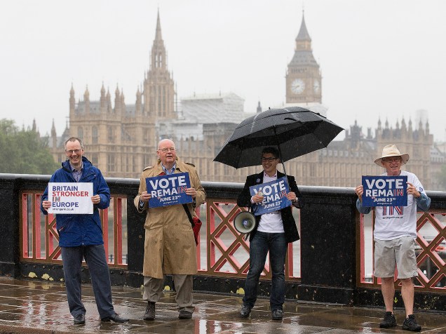 Partidários seguram placas à favor da permanência do Reino Unido na União Europeia, em Londres