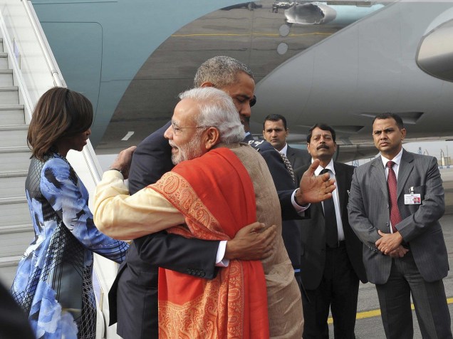 Primeiro Ministro da Índia, Narendra Modi, recebe o presidente americano Barack Obama com um abraço em sua chegada à Nova Délhi, em janeiro de 2015