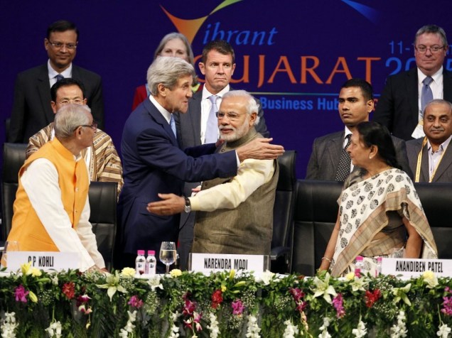 Primeiro Ministro indiano, Narendra Modi, cumprimenta com um abraço o Secretário de Estado americano, John F. Kerry, em janeiro de 2015