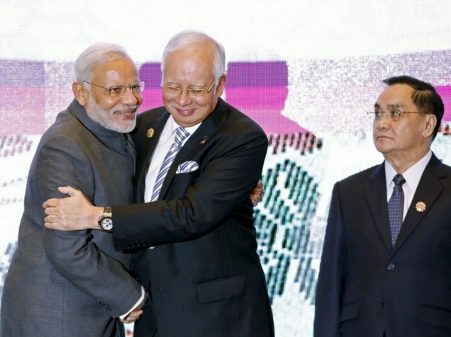 Thongsing Thammavong, Primeiro Ministro de Laos, observa o abraço entre o indiano Narendra Modi e o Primeiro Ministro da Malásia, Najib Razak, durante a cúpula da ASEAN em Kuala Lumpur, em novembro de 2015