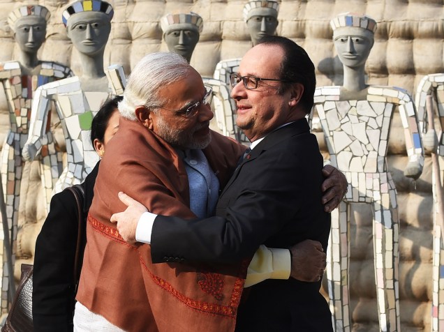O primeiro-ministro indiano, Narendra Modi, abraça o presidente da França, Francois Hollande, em Chandigarh, na Índia - 24/01/2016