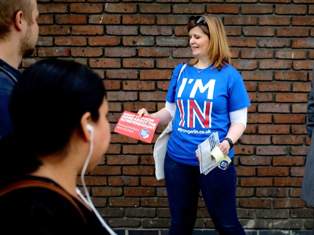 Mulher distriubui panfletos em favor da permanência do Reino Unido na União Europeia, em Londres