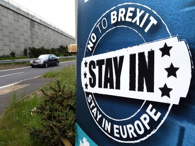 Uma placa pedindo não ao Brexit, é vista em uma rodovia na cidade de Dundalk, na Irlanda