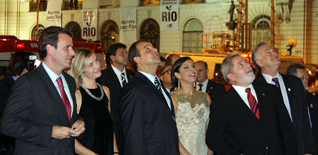 Constelação política: a partir da esquerda, o prefeito do Rio, Eduardo Paes, a presidente da Fundação Theatro Municipal, Carla Camurati, o governador Sérgio Cabral e a primeira dama Adriana Anselmo, o presidente Lula e o ministro da Cultura, Juca Ferreira.