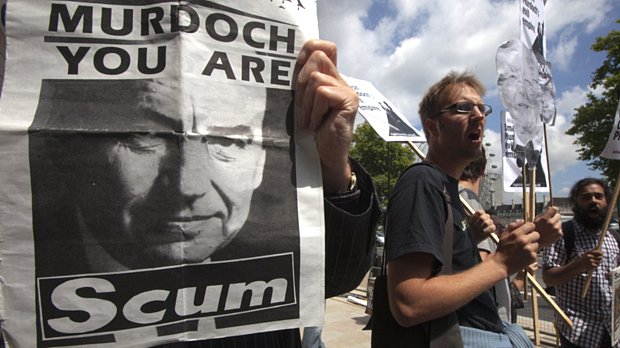 Manifestantes carregam slogans como: 'Murdoch, vocês são despresíveis'