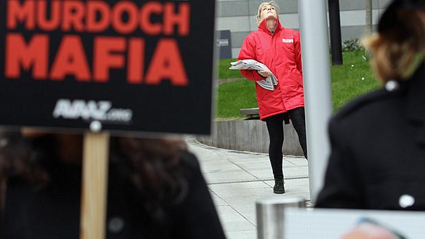 Manifestantes protestam contra o conglomerado de Rupert Murdoch em Londres