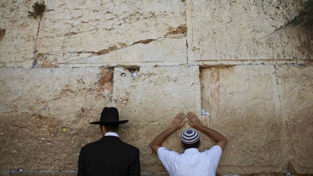 Judeus rezam no Muro das Lamentações na cidade velha de Jerusalém, em Israel