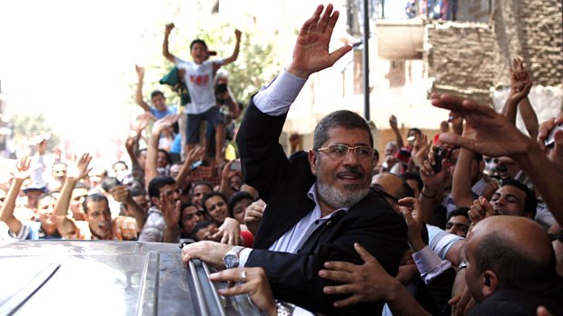 Multidão se reúne em apoio ao candidato da Irmandade Muçulmana, Mohamed Mursi