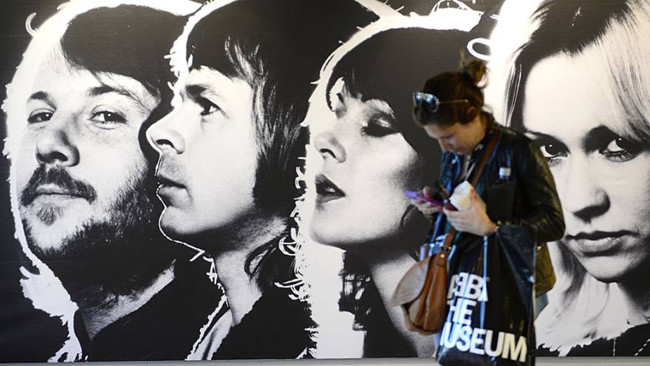 Um visitante é retratado no primeiro museu sueco permanente dedicado ao grupo Abba