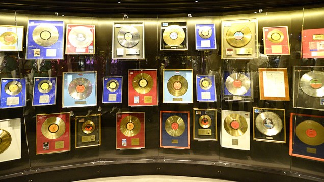 Sala dos discos de ouro, no museu dedicado à banda pop Abba