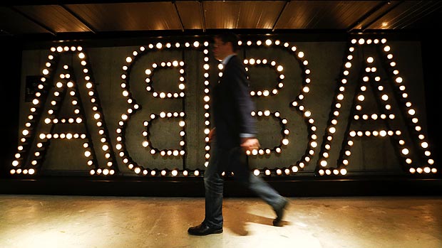 Visitante no museu em homenagem a banda Abba, em Estocolmo, na Suécia