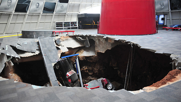 Buraco no Museu do Corvette: ainda sem explicação