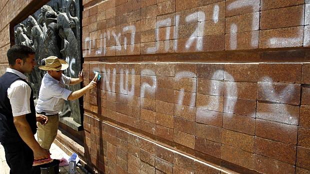 Museu do Holocausto: trabalhadores tentam limpar pichações