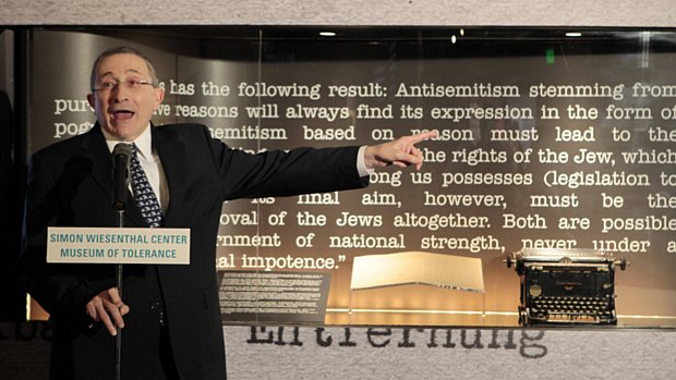 O rabino Marvin Hier apresenta carta inédita de Hitler no Museu da Tolerância de Los Angeles