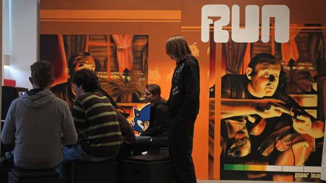 Visitantes jogam videogames no Museu de Jogos de Computador em Berlim