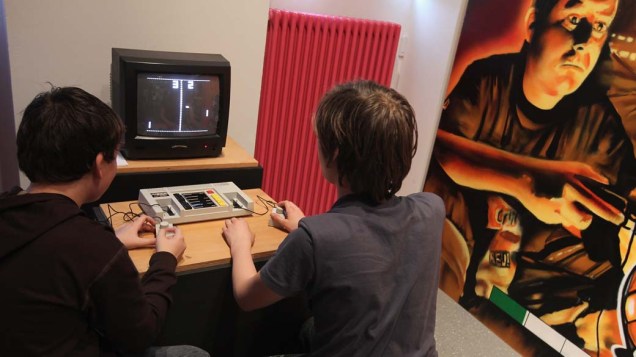 Visitantes jogam Pong, um dos primeiros games da história do computador, no Museu de Jogos de Computador em Berlim