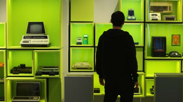 Visitante olha o primeiro jogo de consoles no Museu de Jogos de Computador em Berlim