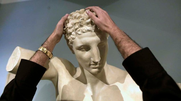 Cego toca uma réplica de estátua durante visita ao Museu Tátil da Grécia, em Atenas, que é uma das cinco instituições existentes no mundo que realizam este tipo de atividade