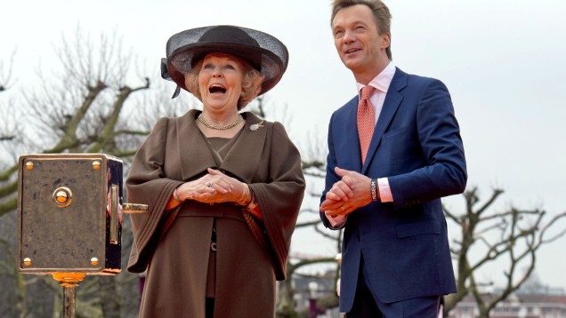 Rainha Beatrix e o diretor do Rijksmuseum Wim Pijbes participam da cerimônia de reabertura do museu em Amsterdã