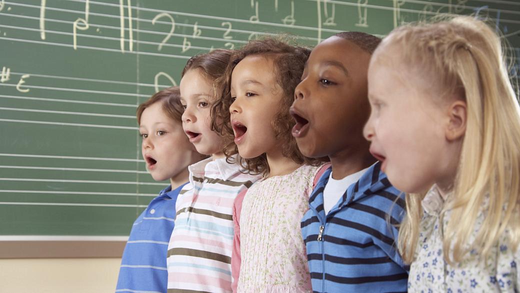 Crianças em aula de música: cursos extracurriculares de filhos não são dedutíveis na declaração de imposto de renda