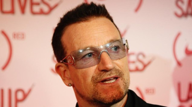 Bono Vox já tratou do conflito entre irlandeses católicos e protestantes em suas músicas e luta pelo perdão das dívidas dos países africanos. Na foto: Bono Vox participa de evento para ajudar as vítimas da aids