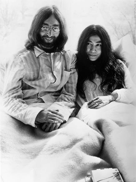 Lennon passou a lua de mel com a mulher, Yoko Ono, numa cama, protestando em favor da paz.
