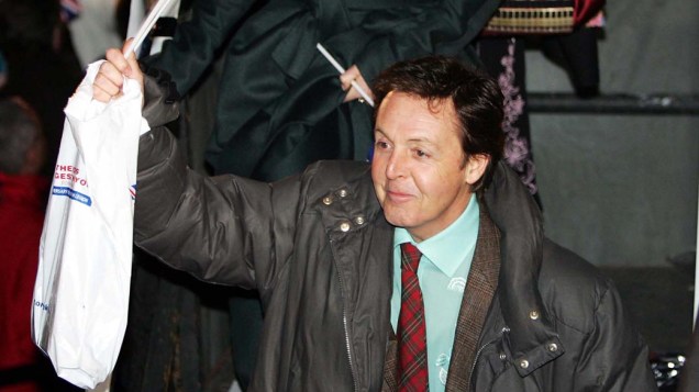 Paul McCartney doou 240 mil dólares para vítimas de minas terrestres e encampou uma campanha mundial pedindo a extinção desses artefatos de guerra. Na foto: McCartney participa de evento em comemoração aos 60 anos do fim da II Guerra Mundial