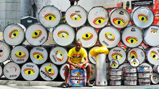 Instrumentos do bloco afro Os Negões, em Salvador