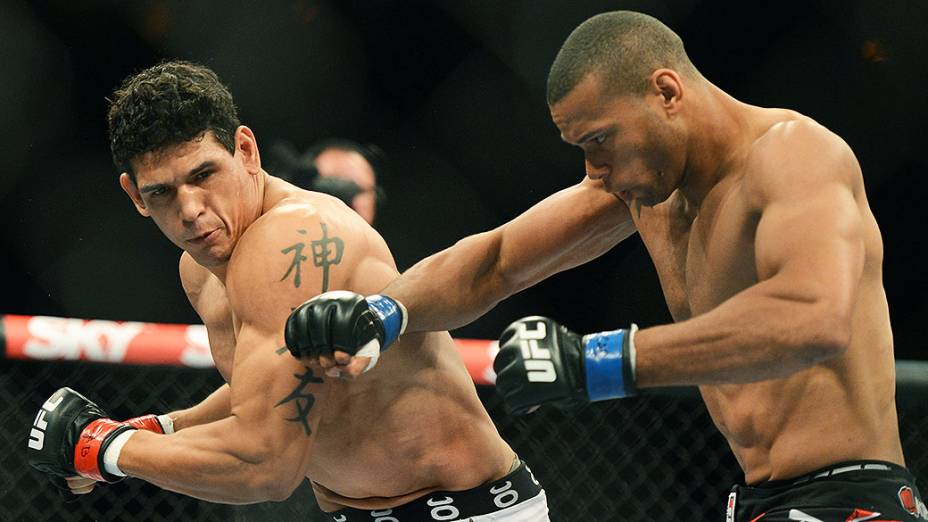 O brasileiro Cezar "Mutante" Ferreira vence Thiago "Marreta" Santos no Ultimate Fighting que volta ao Rio de Janeiro (RJ), para o evento UFC 163, ou simplesmente UFC Rio 4