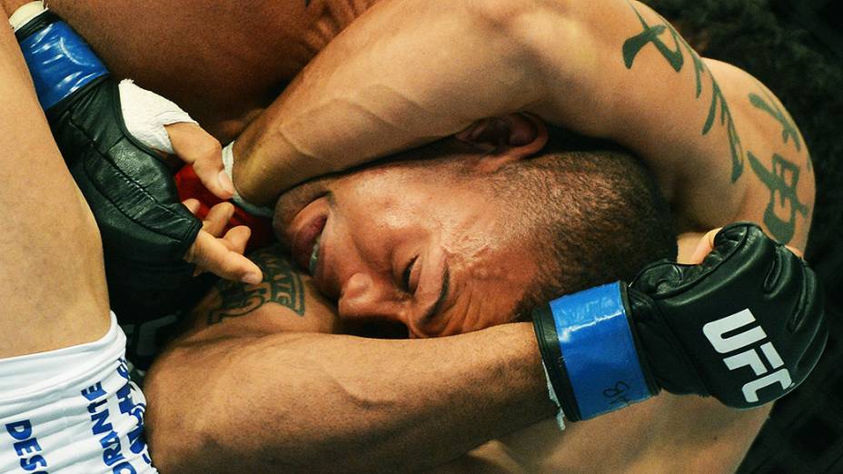 O brasileiro Cezar "Mutante" Ferreira vence Thiago "Marreta" Santos no Ultimate Fighting que volta ao Rio de Janeiro (RJ), para o evento UFC 163, ou simplesmente UFC Rio 4