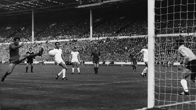 Na final de 1968, Manchester United e Benfica empataram em 1 a 1 no tempo normal. O time inglês venceu na prorogação por 4 a 1