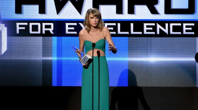 Taylor Swift levou o prêmio de honra Dick Clark Award For Excellence no AMA 2014