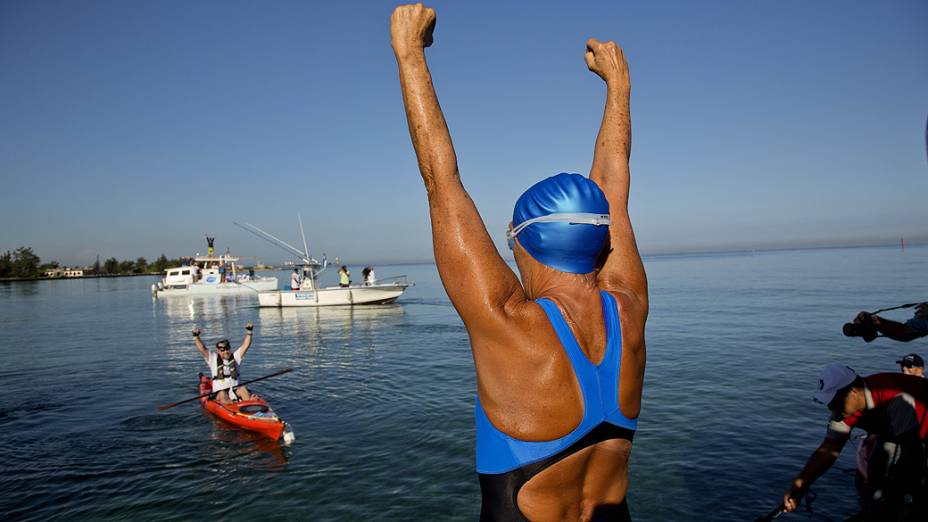 A nadadora americana Diana Nyad, 64, conseguiu cruzar o Estreito da Flórida, que separa Cuba dos Estados Unidos, tornando-se a primeira pessoa a conquistar essa façanha sem uma jaula de proteção contra tubarões