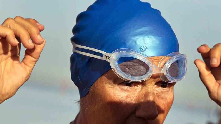 A nadadora americana Diana Nyad, 64, conseguiu cruzar o Estreito da Flórida, que separa Cuba dos Estados Unidos, tornando-se a primeira pessoa a conquistar essa façanha sem uma jaula de proteção contra tubarões