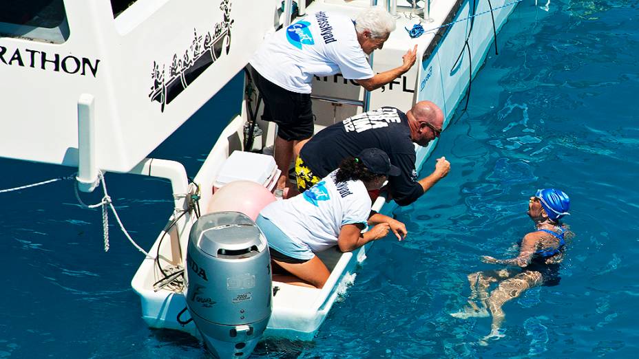 A nadadora americana Diana Nyad, 64, conseguiu cruzar o Estreito da Flórida, que separa Cuba dos Estados Unidos, tornando-se a primeira pessoa a conquistar essa façanha sem uma jaula de proteção contra tubarões