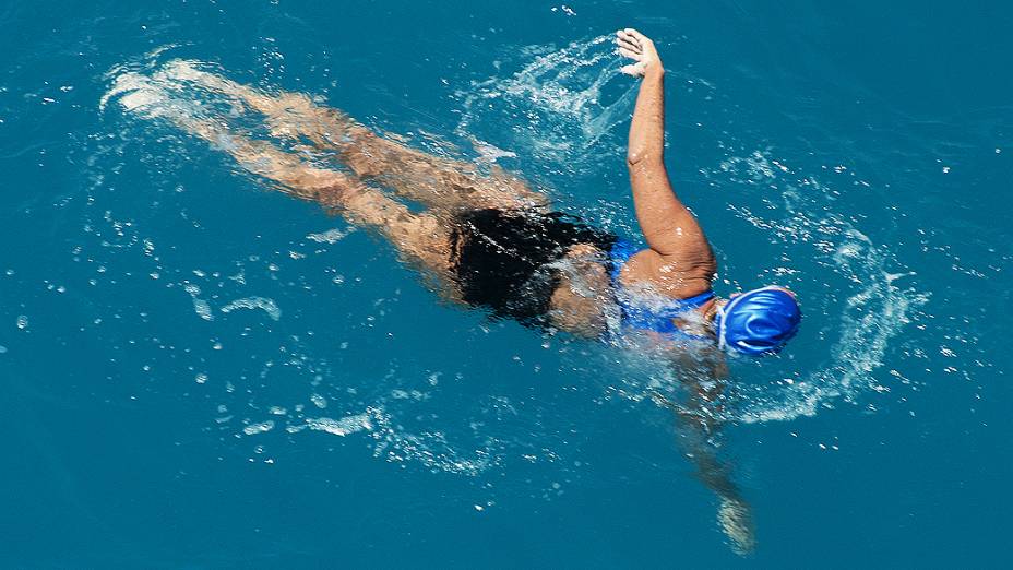 A nadadora americana Diana Nyad, 64, conseguiu cruzar o Estreito da Flórida, que separa Cuba dos Estados Unidos, tornando-se a primeira pessoa a conquistar essa façanha sem uma jaula de proteção contra tubarões