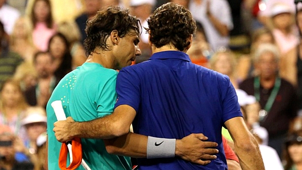 Rivais cordiais: Nadal abraça Federer após ampliar vantagem no restrospecto contra o suíco no torneio de Indian Wells, em março de 2013