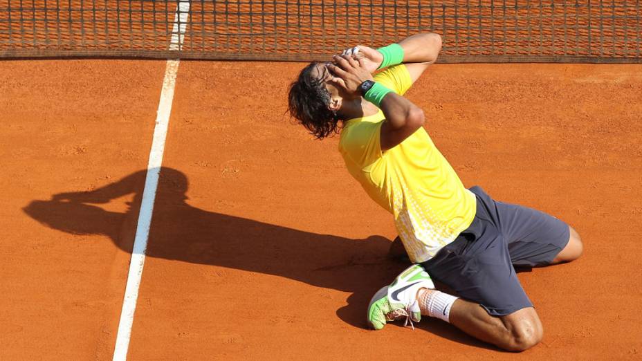 O espanhol Rafael Nadal comemora o sétimo título no Masters de Monte Carlo - 17/04/2011