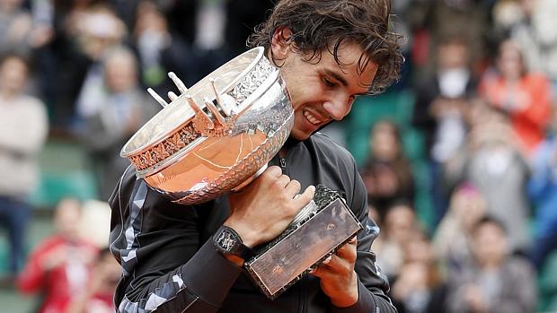Nadal e o troféu de Roland Garros: tenista é o maior campeão do torneio