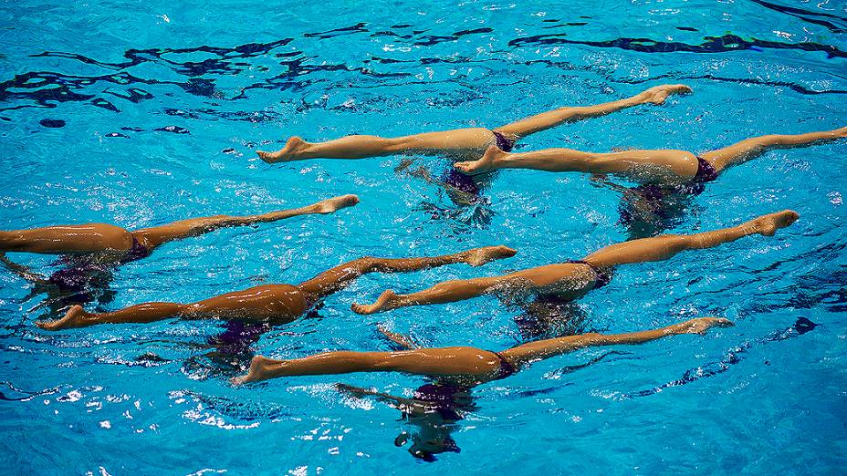 Treino das equipes femininas de nado sincronizado. A apenas um dia da cerimônia de abertura dos jogos, as atletas se preparam para a competição