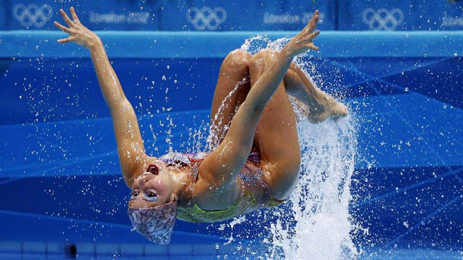 A brasileira Nayara Filgueira durante apresentação do nado sincronizado