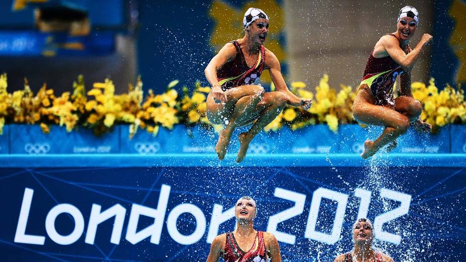 Canadenses durante apresentação de nado sincronizado