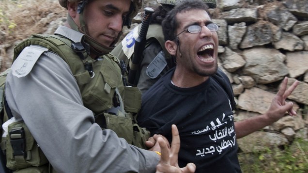 Soldado israelense prende manifestante palestino, durante as celebrações do Nakba (catástrofe), em Walagah, sul de Jerusalém - 15/05/2011