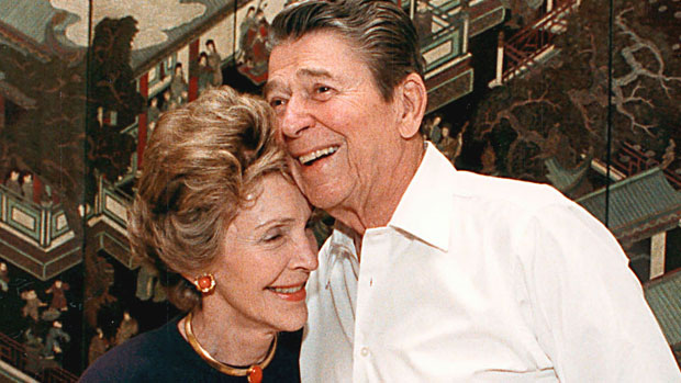 Nancy e Ronald Reagan em 2001, quando o 40º presidente dos EUA completou 90 anos