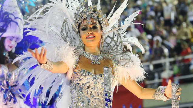 A atriz Nanda Costa, destaque em alegoria da Beija-Flor durante desfile na Marquês de Sapucaí